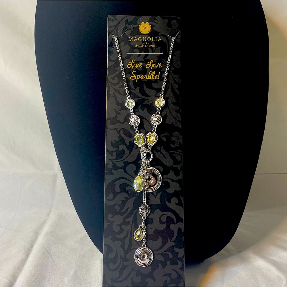 NWT- Magnolia and Vine Teardrop Multi-Snap Size Necklace.
